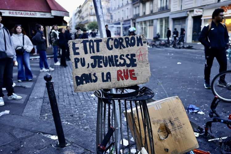 <p><strong>İSTİFASI REDDEDİLEN İ&Ccedil;İŞLERİ BAKANI: YAŞANANLARDAN BEN SORUMLUYUM</strong></p>

<p><br />
Bu arada, d&uuml;n sunduğu istifası Cumhurbaşkanı Macron tarafından kabul edilmeyen Fransa İ&ccedil;işleri Bakanı Nunez, bu sabah yaptığı a&ccedil;ıklamada, sarı yeleklilerin g&ouml;sterilerini iyi y&ouml;netemediği y&ouml;n&uuml;ndeki eleştirilerin ardından istifasını sunduğunu bildirdi.</p>
