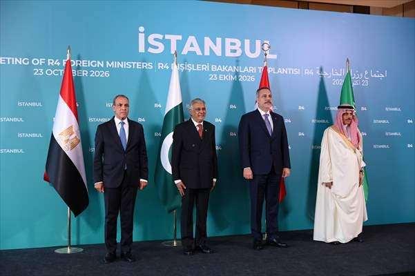 <p>Dışişleri Bakanı Hakan Fidan, İstanbul&rsquo;da R4 Dışişleri Bakanları Toplantısı&rsquo;na (T&uuml;rkiye, Mısır, Pakistan, Suudi Arabistan) ev sahipliği yaptı. Toplantı &ouml;ncesinde aile fotoğrafı &ccedil;ekildi.</p>

<p>&nbsp;</p>
