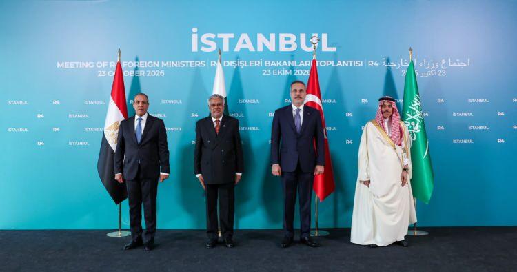 <p>Toplantıya Pakistan Dışişleri Bakanı Muhammad Ishaq Dar (sol 2), Mısır Dışişleri Bakanı Bedir Abdulati (solda) ve Suudi Arabistan Dışişleri Bakanı Faysal bin Ferhan (sağda) katıldı.</p>
