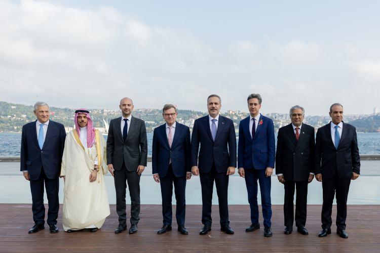 <p>İstanbul'da, İtalya'nın da katılımıyla d&uuml;zenlenen R4 (T&uuml;rkiye, Mısır, Pakistan, Suudi Arabistan) +E3 (İngiltere, Almanya, Fransa) Dışişleri Bakanları Toplantısı başladı. Dışişleri Bakanı Hakan Fidan (sağ 4), burada, İngiltere Dışişleri Bakanı Ed Miliband (sağ 3), Almanya Dışişleri Bakanı Johann Wadephul (sol 4), Fransa Dışişleri Bakanı Jean-Noel Barrot (sol 3), İtalya Başbakan Yardımcısı ve Dışişleri Bakanı Antonio Tajani (solda), Pakistan Dışişleri Bakanı Muhammad Ishaq Dar (sağ 2), Mısır Dışişleri Bakanı Bedir Abdulati (sağda) ve Suudi Arabistan Dışişleri Bakanı Faysal bin Ferhan (sol 2) ile aile fotoğrafı &ccedil;ektirdi.</p>
