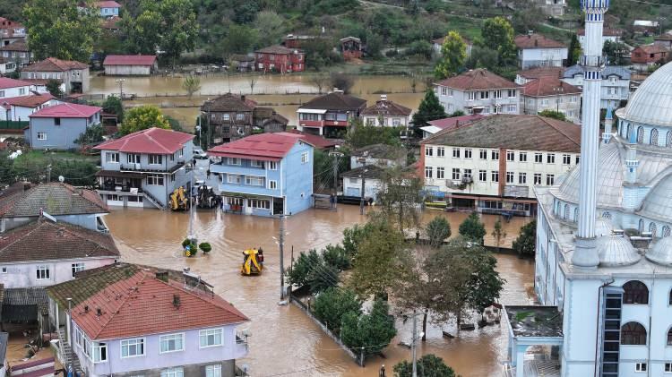 <p>İstanbul, Meteoroloji Genel M&uuml;d&uuml;rl&uuml;ğ&uuml;'n&uuml;n (MGM) 1942'den bu yana kayıt tuttuğu d&ouml;nemde &ouml;l&ccedil;&uuml;len en y&uuml;ksek yağış değerlerinden biriyle karşı karşıya kaldı.</p>

