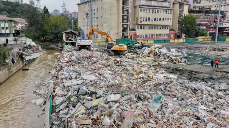 <p>Yağış nedeniyle kent genelinde yollar adeta g&ouml;le d&ouml;nerken &ccedil;ok sayıda ev ve iş yerini su bastı, bazı vatandaşlar ise mahsur kaldı.</p>
