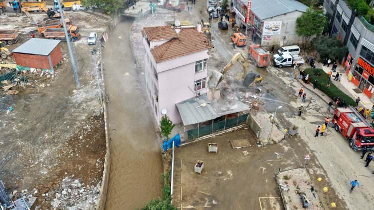 <p>Konuya dair a&ccedil;ıklama yapan İstanbul Teknik &Uuml;niversitesi (İT&Uuml;) Afet Y&ouml;netimi Enstit&uuml;s&uuml; &Ouml;ğretim &Uuml;yesi Do&ccedil;. Dr. &Ouml;mer Ekmekcioğlu, İstanbul'daki yağışların benzer şiddette kentin diğer b&ouml;lgelerinde ger&ccedil;ekleşmesi durumunda da ciddi taşkınlarla karşılaşılabileceğini belirterek, <strong><em>"&Ouml;zellikle yoğun kentleşmenin ve doğal drenaj sistemlerinde &ouml;nemli değişimlerin g&ouml;r&uuml;ld&uuml;ğ&uuml; havzalar dikkatle değerlendirilmeli."</em></strong> dedi.</p>
