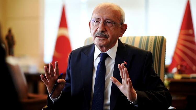 <p>Kılı&ccedil;daroğlu, Yeni Parti Genel Başkanı &Ouml;zg&uuml;r &Ouml;zel ve beraber hareket ettiği eski CHP'lilerin, CHP'den ayrılırken partisinin kasasında bulunan 5 milyon 100 bin TL'yi Yeni Parti'ye bağış olarak aktardıklarını iddia etti.</p>
