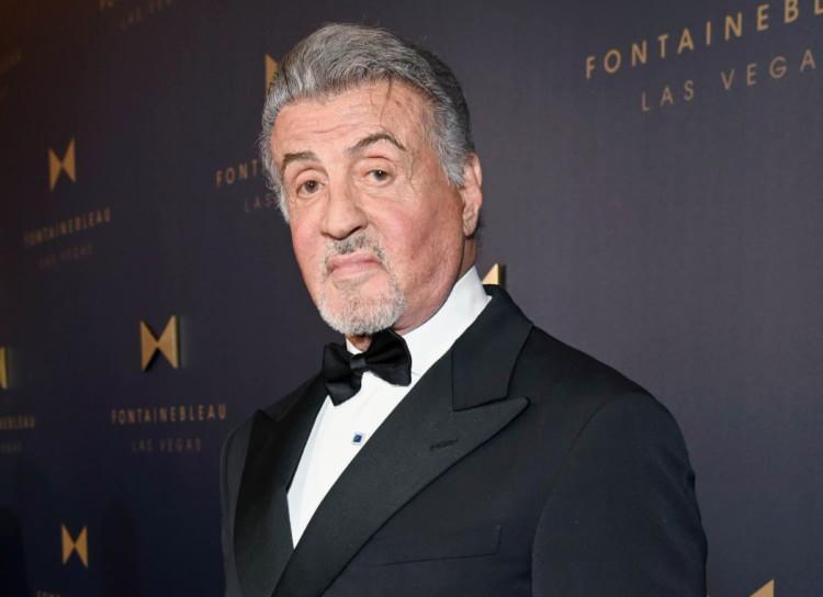 <p>Stallone, <strong>"&Ouml;nce 'Nepotizm berbat bir şey' diyorlar. Ben de 'L&uuml;tfen, biraz nepotizm (akraba kayırmacılığı) yapmadıysanız iyi bir ebeveyn değilsiniz demektir. O zaman da &ccedil;ocuklarınızı &ouml;nemsemiyorsunuz demektir, &ccedil;&uuml;nk&uuml; onlar her şeyden &ouml;nce gelir' diyorum" </strong>şeklinde konuştu.</p>
