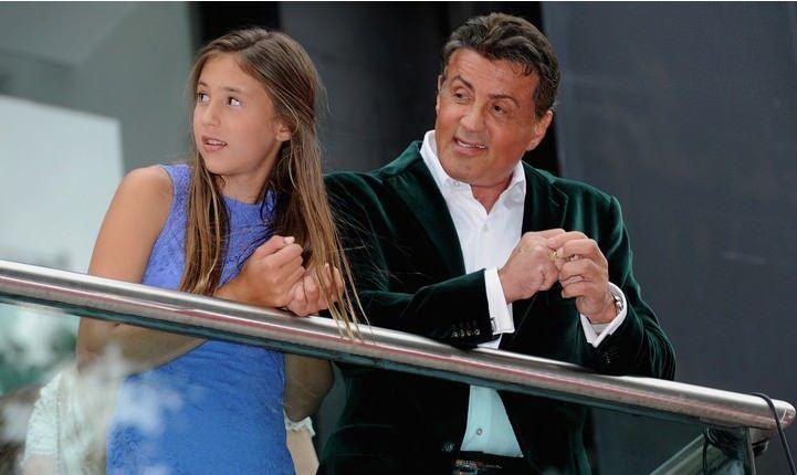 <p>Kızına dizide rol vermesi nedeniyle y&ouml;neltilen kayırmacılık eleştirilerine verdiği yanıtla dikkat &ccedil;eken Stallone'un a&ccedil;ıklamaları, hem d&uuml;nya basınında hem de T&uuml;rkiye'de g&uuml;ndem oldu.</p>
