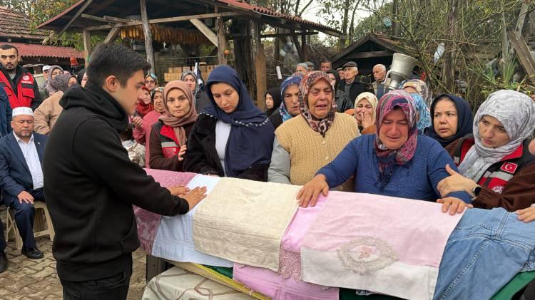 <p>Zonguldak'ın Kilimli il&ccedil;esinde bir maden ocağında meydana gelen grizu patlamasında &ouml;len 3 iş&ccedil;iden <span style="color:#A52A2A"><strong><em>Cengizhan B&uuml;kr&uuml;baş (25) ve Murat Kaya (38) ve&nbsp; Recep &Ccedil;olakoğlu (45) </em></strong></span>g&ouml;zyaşları arasında toprağa verildi.</p>

