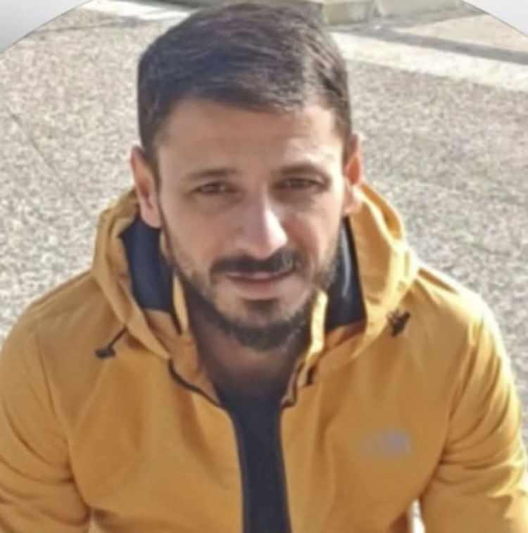 <p><span style="color:#A52A2A"><strong>HELALLİK ALINDI&nbsp;</strong></span></p>

<p>&nbsp;</p>

<p><br />
İş&ccedil;ilerden Murat Kaya&rsquo;nın cenazesi ise Saltuokova beldesine bağlı Sarmaşık k&ouml;y&uuml; Kartoğlu Mahallesi&rsquo;ne g&ouml;t&uuml;r&uuml;ld&uuml;.</p>

<p>&nbsp;</p>

<p>Evinin &ouml;n&uuml;nden helallik alınmasının ardından Kartoğlu Camisi&rsquo;nde &ouml;ğle namazı sonrası cenaze namazı kılındı. Namazın ardından Murat Kaya, aile mezarlığına defnedildi.</p>
