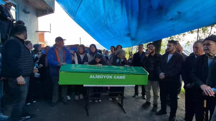 <p>Cenazeye Vali Yardımcısı Mutlu Almalı, AK Parti Zonguldak milletvekilleri Muammer Avcı ve Saffet Bozkurt, CHP Zonguldak Milletvekili Eylem Ertuğrul, Genel Maden İş&ccedil;ileri Sendikası (GMİS) Genel Başkanı Hakan Yeşil ile ailenin yakınları ile vatandaşlar katıldı.&nbsp;</p>
