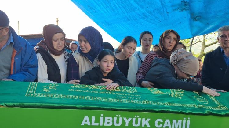 <p>Cenazede &Ccedil;olakoğlu&rsquo;nun eşi Canan &Ccedil;olakoğlu ile &ccedil;ocukları Yağmur (17), R&uuml;zgar Mert (12) ve Elif (10), tabutun başında g&ouml;zyaşı d&ouml;kt&uuml;.&nbsp;</p>
