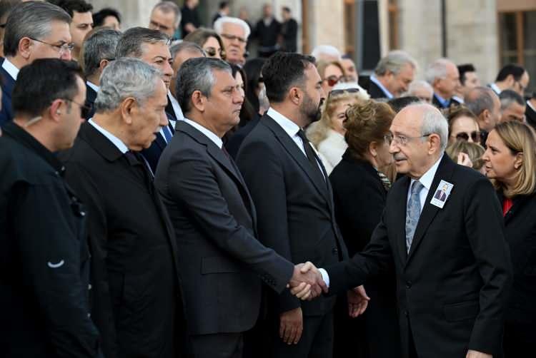 <p>Hayatını kaybeden 21. d&ouml;nem Manisa Milletvekili Hasan G&uuml;lay i&ccedil;in TBMM'de cenaze t&ouml;reni d&uuml;zenlendi. G&uuml;lay'ın cenazesine CHP Genel Başkanı Kemal Kılı&ccedil;daroğlu, Yeni Parti Genel Başkanı &Ouml;zg&uuml;r &Ouml;zel, AK Parti kurucularından ve eski TBMM Başkanı B&uuml;lent Arın&ccedil; gibi bir&ccedil;ok siyasi katıldı.</p>
