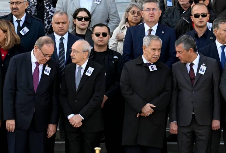 <p><span style="color:#B22222"><strong>ARIN&Ccedil; İLE &Ouml;ZEL KONUŞTU</strong></span></p>

<p>&nbsp;</p>

<p>Cenaze t&ouml;reninin başlamasından &ouml;nce, yan yana bulunan &Ouml;zel ile Arın&ccedil;'ın kısa bir s&uuml;re konuştukları g&ouml;r&uuml;ld&uuml;.</p>

