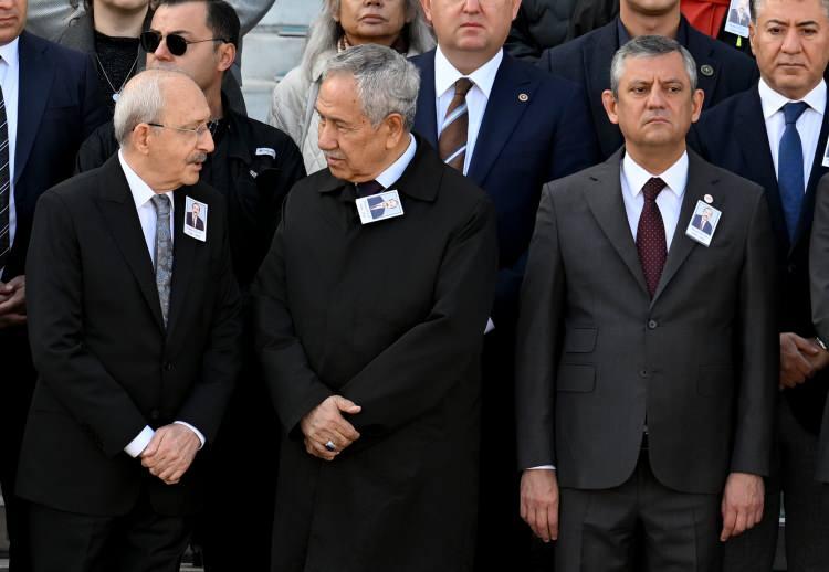 <p>Arın&ccedil; ile &Ouml;zel, vefat eden Hasan G&uuml;lay'ın hemşehrileri.</p>

<p>&nbsp;</p>

