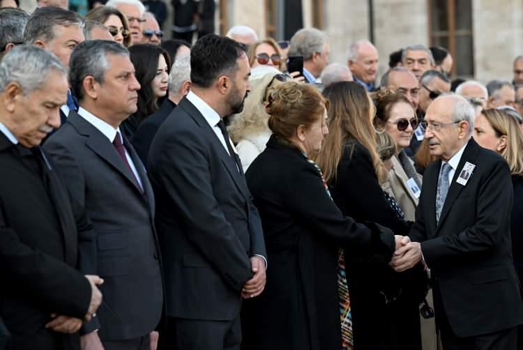 <p><span style="color:rgb(178, 34, 34)"><strong>KILI&Ccedil;DAROĞLU İLE &Ouml;ZEL TOKALAŞTI</strong></span></p>

<p>&nbsp;</p>

<p>Cenaze t&ouml;renine giden Kılı&ccedil;daroğlu, kendisinden &ouml;nce t&ouml;ren alanına giden &Ouml;zel ile tokalaştı.</p>
