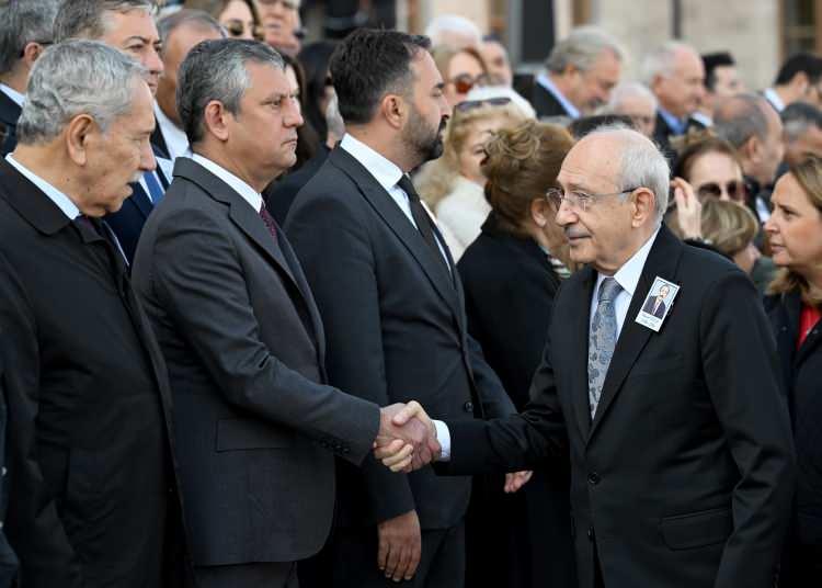 <p>&Ouml;zel'in tokalaşırken, Kılı&ccedil;daroğlu'nun y&uuml;z&uuml;ne bakmaması dikkat &ccedil;ekti.</p>
