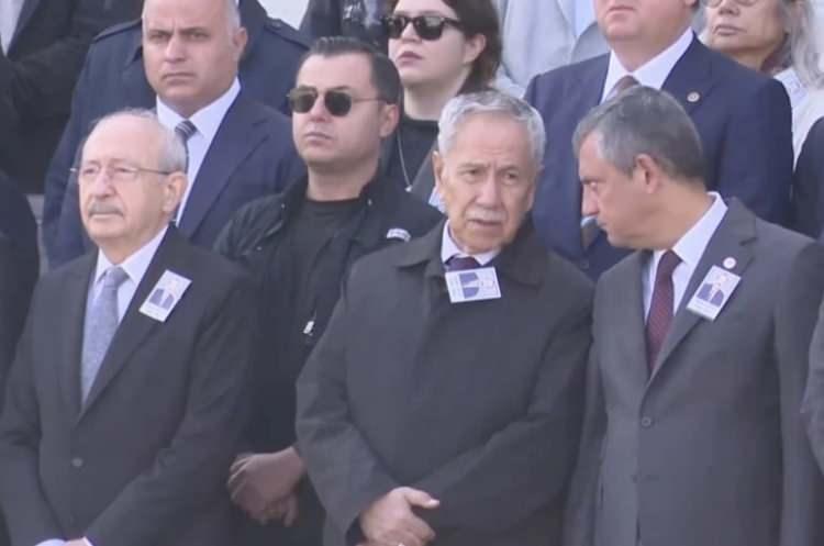 <p>&Ouml;zel'in bu anlarda da Kılı&ccedil;daroğlu'na gergin bir y&uuml;z ifadesiyle baktığı fark edildi.</p>

<p>&nbsp;</p>

