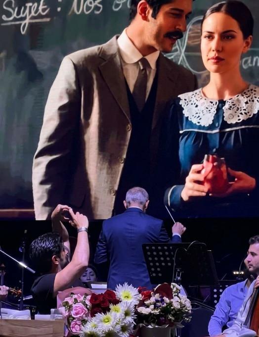 <p>Burak &Ouml;z&ccedil;ivit, ekranda eşi Fahriye Evcen'in y&uuml;z&uuml;n&uuml; g&ouml;r&uuml;r g&ouml;rmez dayanamadı ve ekrana doğru &ouml;p&uuml;c&uuml;k attı.&nbsp;</p>
