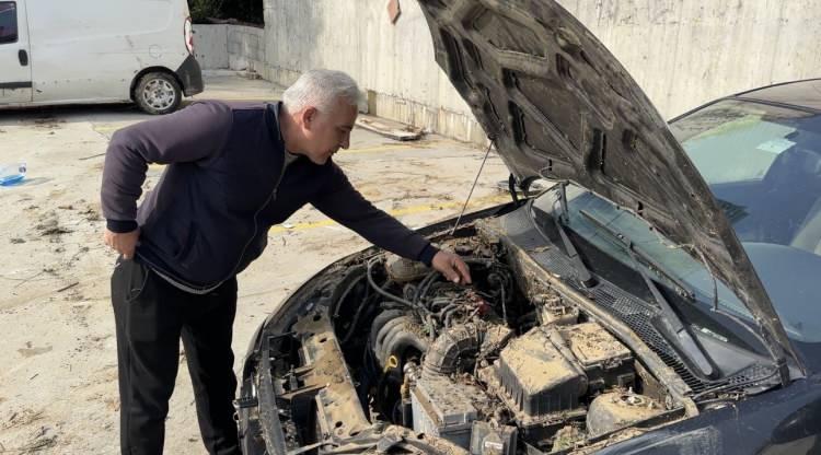 <p>Sel sularına maruz kalan ara&ccedil;larda meydana gelen hasar nedeniyle ara&ccedil; sahipleri, otomobillerini tamir ve bakım işlemlerinin yapılması i&ccedil;in sanayiye g&ouml;t&uuml;r&uuml;rken, b&ouml;lgede selin geride bıraktığı hasarın izleri ise silinmeye devam ediyor.</p>
