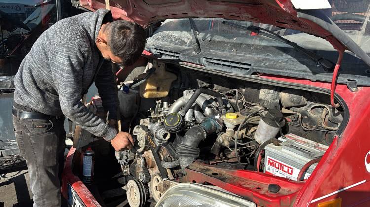 <p><span style="color:#A52A2A"><strong>4-5 BİN TL MASRAFI VAR</strong></span></p>

<p>&nbsp;</p>

<p><br />
Ara&ccedil; motorunun en &ouml;nemli iki unsurunun yağ ve antifriz olduğuna dikkat &ccedil;eken oto tamir ustası Muhammet Atak, bakımların 4-5 bin lira bir masrafı olduğunu belirtti.</p>

