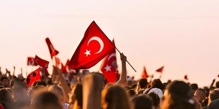 <p><span style="color:#B22222"><strong>ZİRVEDEKİ&nbsp; İL EN YAKINDAKİ ŞEHİRİ İKİYE KATLADI</strong></span></p>

<p>&nbsp;</p>

<p>T&uuml;rkiye&rsquo;de yaşlı n&uuml;fusun yoğunlaştığı iller belli olurken, listenin zirvesindeki şehir dikkat &ccedil;ekti.</p>

<p>&nbsp;</p>

<p>T&Uuml;İK verileri doğrultusunda hazırlanan sıralamada, yaşlı n&uuml;fusun en fazla bulunduğu iller sıralandı. Veriler 65 yaş &uuml;st&uuml; vatandaşlar dikkate alınarak oluşturulmuştur.</p>
