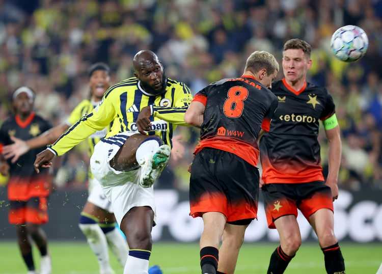 <p>UEFA Şampiyonlar Ligi'nde Fenerbah&ccedil;e ise sahasında Slavia Prag'la 2-2 berabere kaldı.</p>

