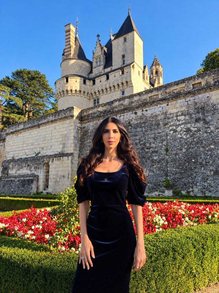 <p><strong>İtalya&rsquo;nın k&ouml;kl&uuml; aristokrat ailelerinden Ruspoli Hanedanı&rsquo;nın prensesi, Roma&rsquo;daki 16&rsquo;ncı y&uuml;zyıldan kalma aile sarayının kapılarını turistlere a&ccedil;tı.</strong></p>
