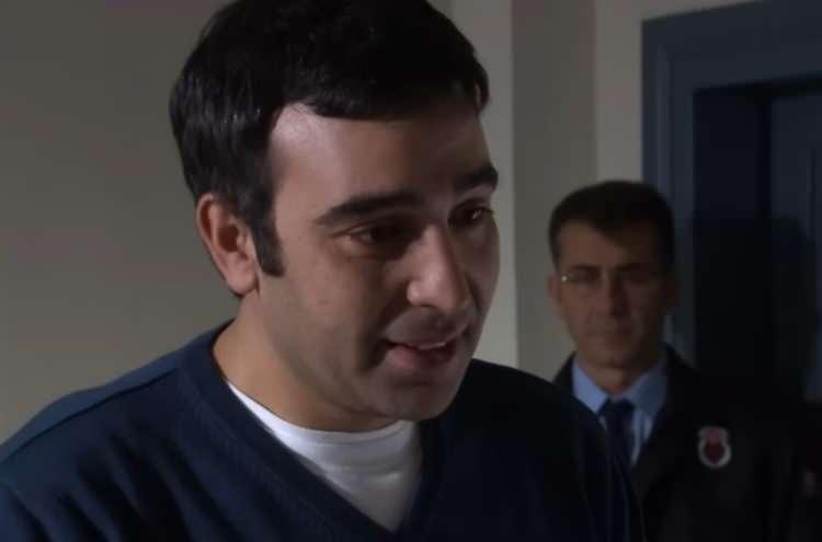 <p>Oyuncunun son halinde sa&ccedil;larının kırlaştığı, bıyık ve sakal bıraktığı g&ouml;r&uuml;ld&uuml;.&nbsp;</p>
