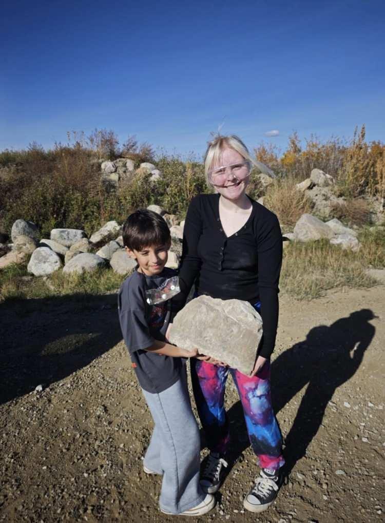 <p>K&uuml;&ccedil;&uuml;k kardeş Oden, kısa bir s&uuml;re sonra taşların arasında fosil bulmayı başardı. &Ccedil;ocukların bulduğu fosilin &ldquo;nautiloid&rdquo; adı verilen iri kabuklu deniz canlısının fosilleşmiş bir b&ouml;l&uuml;m&uuml; olduğu belirtildi.</p>
