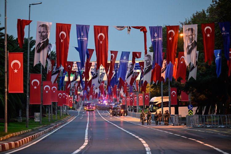 <p>S&uuml;r&uuml;c&uuml;ler, program bitimine kadar İstanbul Valiliği tarafından belirtilen alternatif g&uuml;zergahları kullanmaya başladı.</p>
