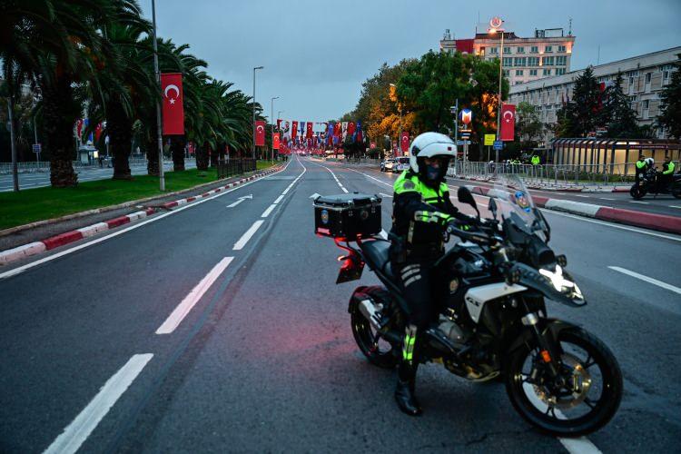<p>29 Ekim Cumhuriyet Bayramı'nın 103. yıl d&ouml;n&uuml;m&uuml; kutlamaları dolayısıyla bazı yollar trafiğe kapatıldı. <strong><em>İşte İstanbul ve Ankara'da trafiğe kapatılan yollar...</em></strong></p>
