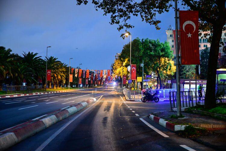 <p><span style="color:#A52A2A"><strong>VATAN CADDESİ TRAFİĞE KAPATILDI&nbsp;</strong></span></p>

<p>&nbsp;</p>

<p>Adnan Menderes Bulvarı'nda (Vatan Caddesi) ger&ccedil;ekleştirilecek kutlama t&ouml;reni ve t&ouml;ren ge&ccedil;işi dolayısıyla sabah saatlerinden itibaren kapatılan cadde ve yollarda, polis ekipleri geniş g&uuml;venlik &ouml;nlemleri aldı.</p>

