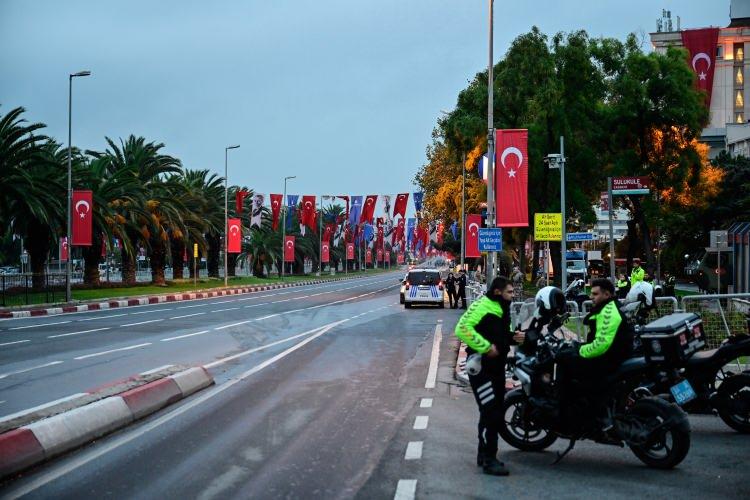 <p><span style="color:#A52A2A"><strong>&Uuml;SKİDAR'DA KAPATILAN YOLLAR&nbsp;</strong></span></p>

<p>&nbsp;</p>

<p>İstanbul Emniyet M&uuml;d&uuml;rl&uuml;ğ&uuml; Trafik Denetleme Şube M&uuml;d&uuml;rl&uuml;ğ&uuml;nce, &Uuml;sk&uuml;dar, Kadık&ouml;y ve Ataşehir'de kapanacak yollar ve alternatif g&uuml;zergahlarI belirledi.&nbsp;</p>

