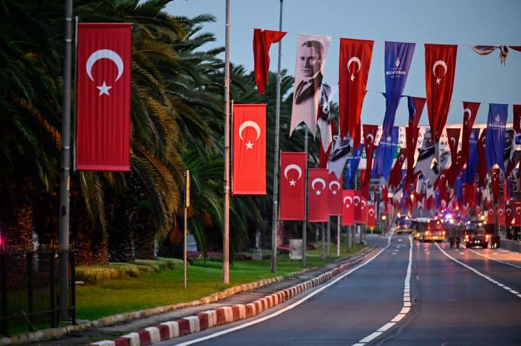 <p>&Uuml;sk&uuml;dar'da saat 08.00'den etkinlik bitimine kadar, Harem Sahil Yolu'nun Kıyı Emniyet ile Şemsipaşa Caddesi arasındaki b&ouml;l&uuml;m&uuml; ve bu g&uuml;zergaha &ccedil;ıkan t&uuml;m cadde ve sokaklar trafiğe kapalı olacağı kaydedildi.&nbsp;</p>
