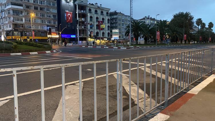 <p><span style="color:#A52A2A"><strong>KADIK&Ouml;Y'DE TRAFİĞE KAPATILAN YOLLAR</strong></span></p>

<p>&nbsp;</p>

<p>Kadık&ouml;y'de, saat 07.00'den etkinlik bitimine kadar, Bağdat Caddesi'nin T&uuml;t&uuml;nc&uuml; Mehmet Efendi Caddesi ile R&uuml;zgarg&uuml;l&uuml; &Ccedil;ıkmaz Sokak (Kızıltoprak Meydan) arasındaki b&ouml;l&uuml;m&uuml; ve bu g&uuml;zergaha &ccedil;ıkan t&uuml;m cadde ve sokaklar trafiğe kapatılacağı &ouml;ğrenildi.&nbsp;</p>
