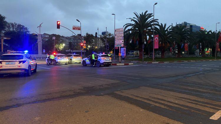<p>Bağdat Caddesi'nin Kasadar Sokak ile T&uuml;t&uuml;nc&uuml; Mehmet Efendi Caddesi arasındaki b&ouml;l&uuml;m&uuml; ile bu g&uuml;zergaha &ccedil;ıkan t&uuml;m cadde ve sokaklarda ise saat 17.00'den etkinlik bitimine kadar trafik akışı sağlanamayacak.</p>
