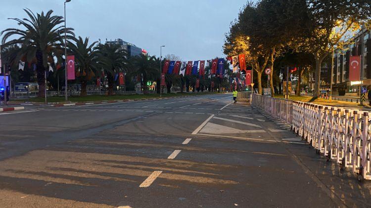 <p>Edinilen bilgiye g&ouml;re,&nbsp; saat 06.00'dan itibaren Atat&uuml;rk Bulvarı'nın Kuğulu Kavşak ile Ulus Meydanı arasında kalan b&ouml;l&uuml;m&uuml;, Dikmen Caddesi'nin 15 Temmuz Şehitler Meydanı (Genelkurmay Kavşağı) ile &Ccedil;etin Eme&ccedil; Bulvarı kesişimi arasında kalan b&ouml;l&uuml;m&uuml;, İsmet İn&ouml;n&uuml; Bulvarı'nın Mareşal Fevzi &Ccedil;akmak Caddesi ile Akay Kavşağı arasında kalan b&ouml;l&uuml;m&uuml; ve İstiklal Caddesi'nin tamamı ile buralara a&ccedil;ılan cadde ve sokaklar &ccedil;ift y&ouml;nl&uuml; trafiğe kapatılacak.</p>
