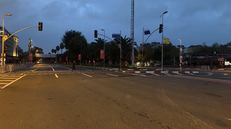 <p>Ataşehir Bulvarı'nın Turgut &Ouml;zal Bulvarı ile Ihlamur Bulvarı arasındaki b&ouml;l&uuml;m&uuml; ve bu g&uuml;zergaha &ccedil;ıkan t&uuml;m cadde ve sokaklarda ise saat 16.00'dan etkinlik bitimine kadar ara&ccedil; ge&ccedil;işine izin verilmeyecek. B&ouml;lgede, Dereboyu, Meri&ccedil; ve Dicle caddeleri ile Ataşehir Bulvarı'nın Metropol AVM istikameti alternatif g&uuml;zergahlar olarak belirlendi.</p>
