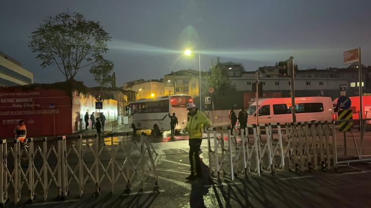 <p>Celal Bayar Bulvarı'nın Atat&uuml;rk Bulvarı ile A. Adnan Saygun Caddesi arasında kalan b&ouml;l&uuml;m&uuml;, A. Adnan Saygun Caddesi'nin Atat&uuml;rk Bulvarı ile Denizciler Caddesi arasında kalan b&ouml;l&uuml;m&uuml;, Anafartalar Caddesi'nin Atat&uuml;rk Bulvarı ile H&uuml;k&uuml;met Caddesi ve Susam Sokak arasında kalan b&ouml;l&uuml;m&uuml; ile buralara a&ccedil;ılan cadde ve sokakların tamamı da ihtiya&ccedil; halinde &ccedil;ift y&ouml;nl&uuml; trafiğe kapatılacak.</p>

<p>&nbsp;</p>

<p>İhtiya&ccedil; duyulması durumunda Kazım Karabekir Caddesi'nin Anadolu Meydanı ile Hipodrom Caddesi arasında kalan b&ouml;l&uuml;m&uuml; ve D&ouml;gol Caddesi'nin Beşevler Kavşağı ile Anadolu Meydanı arasında kalan b&ouml;l&uuml;m&uuml; ile buraya a&ccedil;ılan cadde ve sokakların tamamı da programlar sona erene kadar ara&ccedil; trafiğine kapalı olacak.</p>
