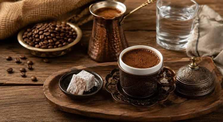 <p>Osmanlı geleneğinde de &ouml;nemli bir yere sahip olan, <strong><em>&ldquo;bir fincanın 40 yıl hatırı var&rdquo; </em></strong>deyimi ile kahvenin yeri diğer i&ccedil;eceklere kıyasla ayrılıyor.</p>
