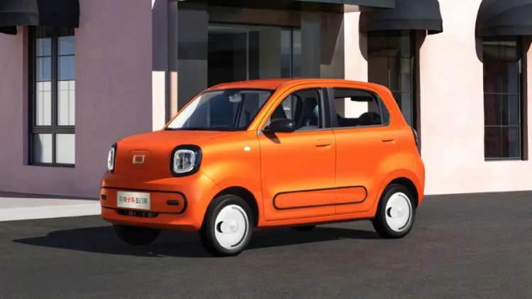 <p>China EV DataTracker verilerine g&ouml;re bu rakam, ge&ccedil;en yılın aynı d&ouml;nemine kıyasla y&uuml;zde 37,5 d&uuml;ş&uuml;ş g&ouml;sterdi. Yeni beş kapılı versiyon, daha geniş bir m&uuml;şteri kitlesine ulaşmak amacıyla uzatılmış g&ouml;vdeyle geliştirildi.</p>
