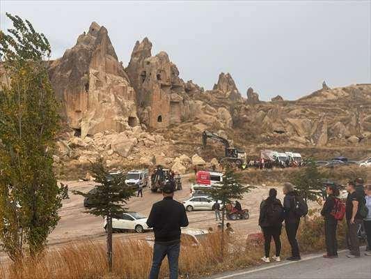 <p>G&ouml;reme beldesinde t&uuml;f kaya yapısına sahip peribacalarından birinde aşırı yağışlar nedeniyle kopan kaya par&ccedil;aları yuvarlandı.</p>
