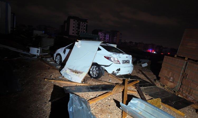 <p>Antalya Valisi Hulusi Şahin'in, <em><strong>"&Ccedil;ok enteresan bir doğa olayıyla karşı karşıyayız"</strong></em> diye nitelendirdiği hortumun yarattığı yıkım, g&uuml;nd&uuml;z g&ouml;r&uuml;nt&uuml;lendi. İnşaat alanındaki konteynerlerin par&ccedil;alarının etrafa savrulduğu, &ccedil;evredeki bir sitenin g&uuml;venlik duvarının zarar g&ouml;rd&uuml;ğ&uuml;, bazı ara&ccedil;ların da hortumdan etkilendiği g&ouml;r&uuml;ld&uuml;. Yakındaki bir okulun &ccedil;atısının da hortumdan etkilendiği, bazı konteyner par&ccedil;alarının ise &ccedil;evredeki sitelerin bah&ccedil;elerine savrulduğu belirlendi.</p>
