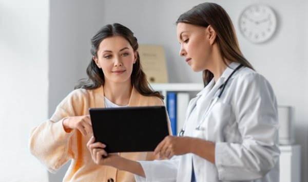 <p><strong>"HPV DOĞRUDAN KANSER ANLAMINA GELMEZ "</strong></p>

<p>&nbsp;</p>

<p>&nbsp;</p>

<p>Dr. İsaoğlu,&nbsp;<strong><em>&ldquo;Tarama sonucunda pozitif veya ş&uuml;pheli bulgu saptanması halinde vakit kaybetmeden ileri değerlendirme yapılmalıdır. HPV testi, y&uuml;ksek riskli vir&uuml;s varlığını araştırmakta, PapSmear testi ise rahim ağzındaki h&uuml;cresel değişiklikleri incelemektedir. Test se&ccedil;imi ve takip sıklığı kişinin yaşı, &ouml;nceki test sonu&ccedil;ları ve klinik durumuna g&ouml;re hekim tarafından belirlenmelidir.</em></strong></p>
