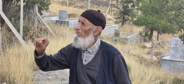 <p>İl&ccedil;eye bağlı Sofyan k&ouml;y&uuml;nde &ccedil;ift&ccedil;ilikle ge&ccedil;imini sağlayan Ali ile Naciye Karateke (78) &ccedil;ifti, kendileri i&ccedil;in mezar kazdırma kararı aldı. Ali Karateke, iş makinesi &ccedil;ağırarak k&ouml;y mezarlığında eşi ve kendisi i&ccedil;in mezar kazdırdı.</p>
