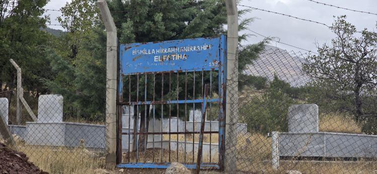 <p>K&ouml;yl&uuml;lerden İsmail Taşdemir ise <em><strong>&ldquo;Ali amca s&uuml;rekli, &lsquo;Kimse benim y&uuml;z&uuml;mden zahmet &ccedil;ekmesin, &ouml;n&uuml;m&uuml;z kar, kış&rsquo; diyor. O nedenle mezarlarını şimdiden hazırlatmayı uygun g&ouml;rm&uuml;ş.</strong></em></p>

<p><em><strong>Tabii ki hayatın ve &ouml;l&uuml;m&uuml;n sahibi Allah'tır. Bug&uuml;n kazılan o kabirlerin kime nasip olacağını da ancak Allah bilir&rdquo; </strong></em>ifadelerini kullandı.</p>
