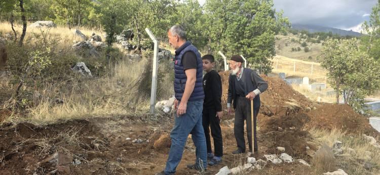 <p>&Ouml;te yandan mezarlıkta &ccedil;alışan iş makinesini g&ouml;ren bazı vatandaşlar, ilk anda k&ouml;yde bir kişinin hayatını kaybettiğini d&uuml;ş&uuml;nd&uuml;. Ancak mezarlığa geldiklerinde durumun farklı olduğunu &ouml;ğrenen vatandaşlar şaşkınlık yaşadı.</p>
