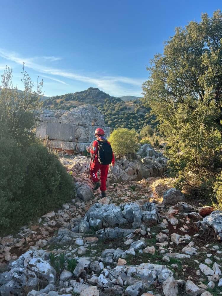 <p><span style="color:#A52A2A"><strong>Y&Uuml;R&Uuml;Y&Uuml;Ş G&Uuml;ZERGAHININ DIŞINA &Ccedil;IKTIĞI DEĞERLENDİRİLİYOR</strong></span></p>

<p>&nbsp;</p>

<p>Newrzella'nın işaretli Likya Yolu g&uuml;zergahının dışına &ccedil;ıkarak farklı bir patikaya y&ouml;nelmiş olabileceği değerlendiriliyor.</p>

<p>&nbsp;</p>

<p>B&ouml;lgede, bazı işletmelerin kendi tesislerine ulaşımı sağlamak amacıyla kullandığı y&ouml;nlendirme okları ve işaretlemelerin bulunduğu, turistin bu işaretleri takip etmiş olabileceği &uuml;zerinde duruluyor.</p>

<p>&nbsp;</p>

<p>Hava şartlarının da olumsuz olduğu b&ouml;lgede, Alman turistin kayalık alandan d&uuml;şm&uuml;ş olabileceği ihtimali değerlendiriliyor.</p>

<p>&nbsp;</p>

<p><strong><em>KAYNAK: DHA&nbsp;</em></strong></p>

