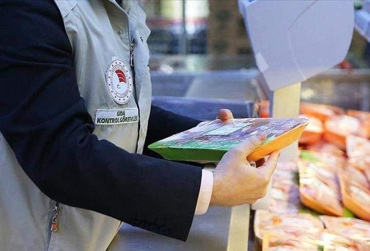 <p>Tarım ve Orman Bakanlığı, gıda &uuml;r&uuml;nlerine y&ouml;nelik denetimlerini aralıksız s&uuml;rd&uuml;r&uuml;yor. T&uuml;rkiye&rsquo;nin 81 ilinde ger&ccedil;ekleştirilen kontrollerde, taklit ve tağşiş yapıldığı belirlenen &uuml;r&uuml;nler ve markalar kamuoyuna a&ccedil;ıklanıyor.</p>

