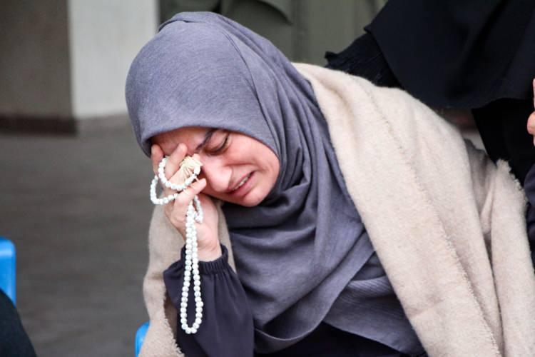 <p>Emniyetteki işlemlerinin ardından adliyeye sevk edilen A.E., &ccedil;ıkarıldığı mahkemede tutuklandı.</p>

<p>&nbsp;</p>

<p>Polis, ş&uuml;pheliyi olay yerine g&ouml;t&uuml;rerek ka&ccedil;masına yardımcı olan motosiklet s&uuml;r&uuml;c&uuml;s&uuml;n&uuml; ve A.A.'yı yakalamak i&ccedil;in &ccedil;alışmalarını s&uuml;rd&uuml;r&uuml;yor.</p>
