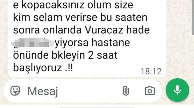 <p><span style="color:#A52A2A"><strong>"SİZE KİM SELAM VERİRSE ONLARI DA VURACAĞIZ"</strong></span></p>

<p>&nbsp;</p>

<p>&Ouml;te yandan, Nurmuhammet&rsquo;i hastanenin &ouml;n&uuml;nde bekleyen ailesine, olayı azmettirdiği iddia edilen kişiler tarafından tehdit mesajları g&ouml;nderildiği belirtildi. Mesajlarda, <strong><em>"Size kim selam verirse onları da vuracağız. Hastane &ouml;n&uuml;nde bekleyin, 2 saate sizi vuracağız." </em></strong>ifadeleri yer aldı.</p>

<p>&nbsp;</p>
